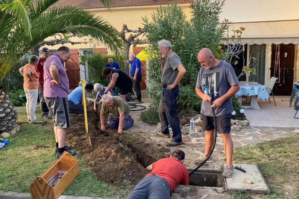 Gemeinsame Grabarbeiten in der Siedlung
