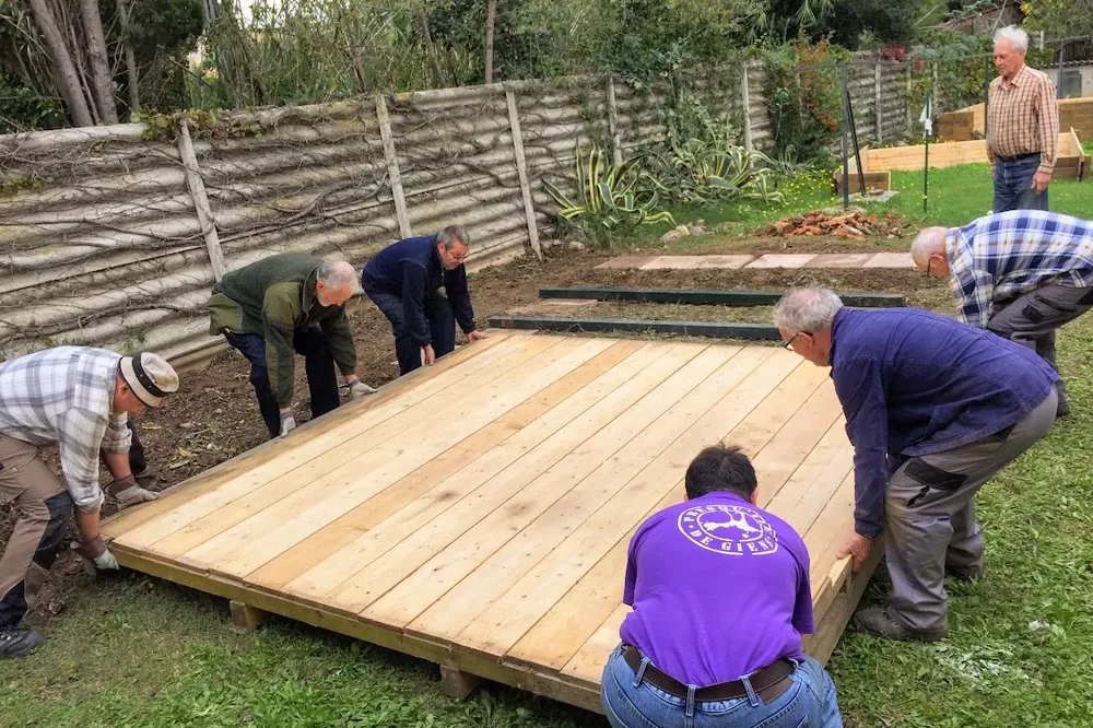 Miteigentümer verlegen gemeinsam eine Holzterrasse